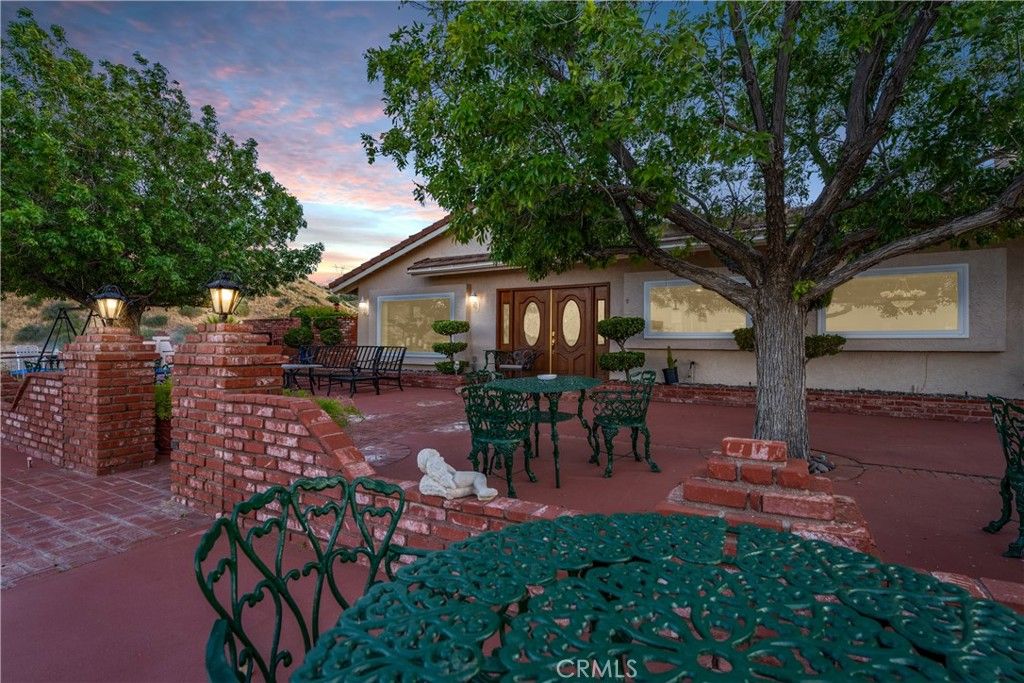 Image 4 of property listing at 5801 Hacienda Ranch, Palmdale, CA 93551