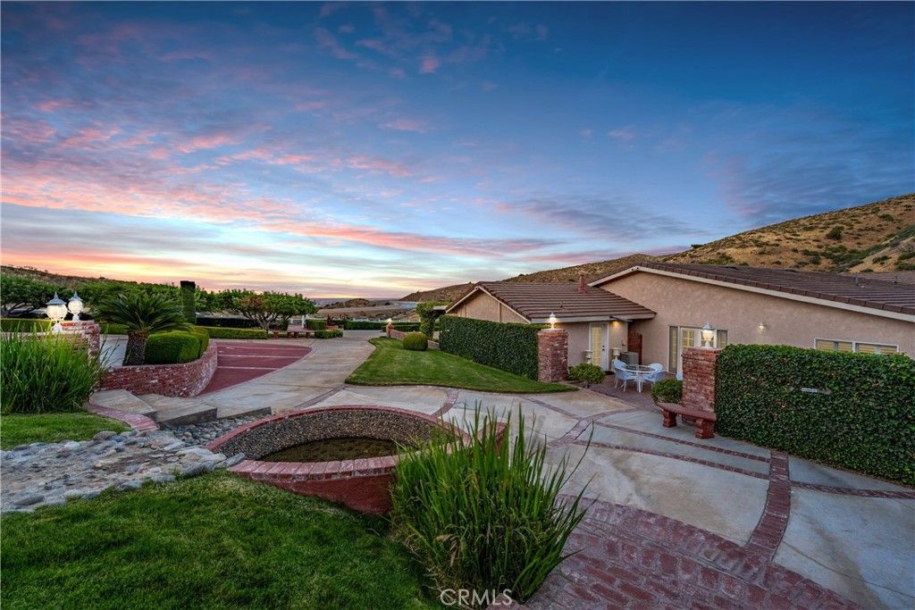 Image 7 of property listing at 5801 Hacienda Ranch, Palmdale, CA 93551