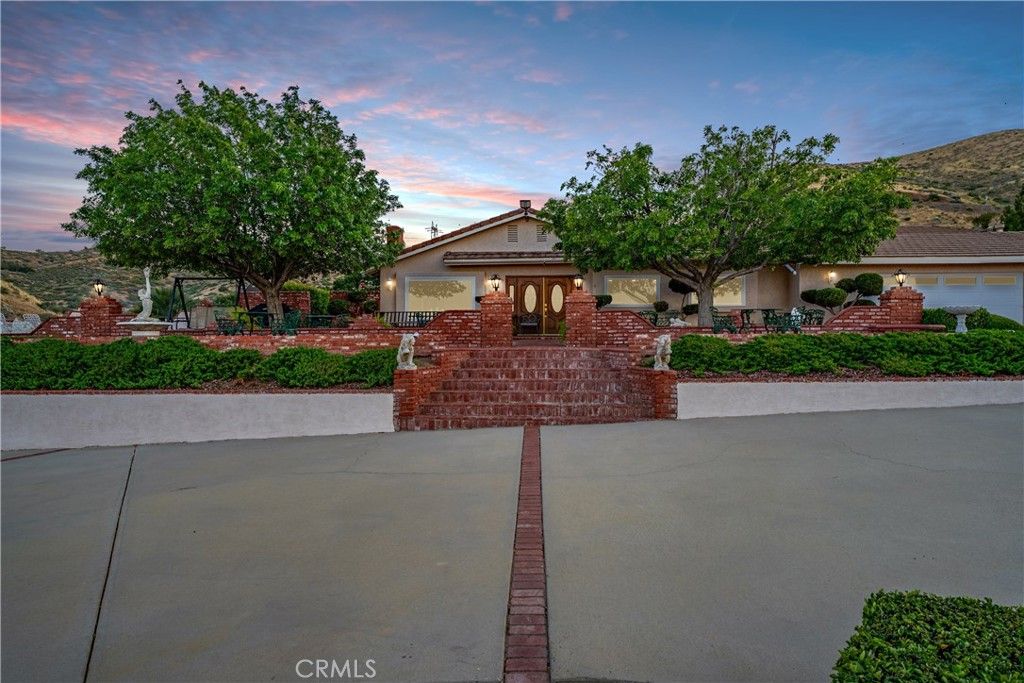 Image 8 of property listing at 5801 Hacienda Ranch, Palmdale, CA 93551