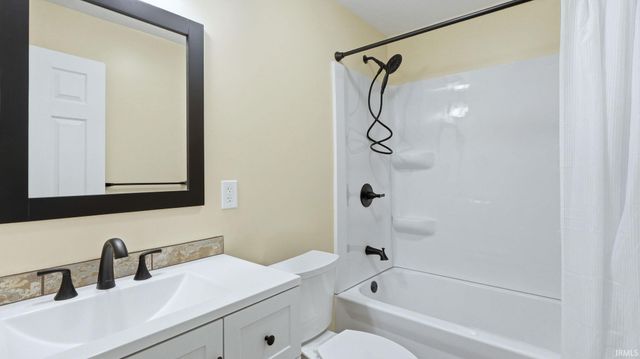 2222 Opechee Way, Fort Wayne, IN 46809