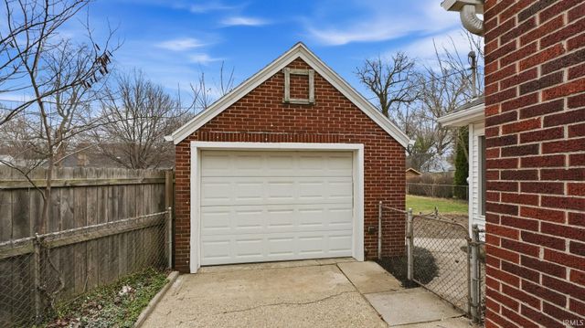 2222 Opechee Way, Fort Wayne, IN 46809