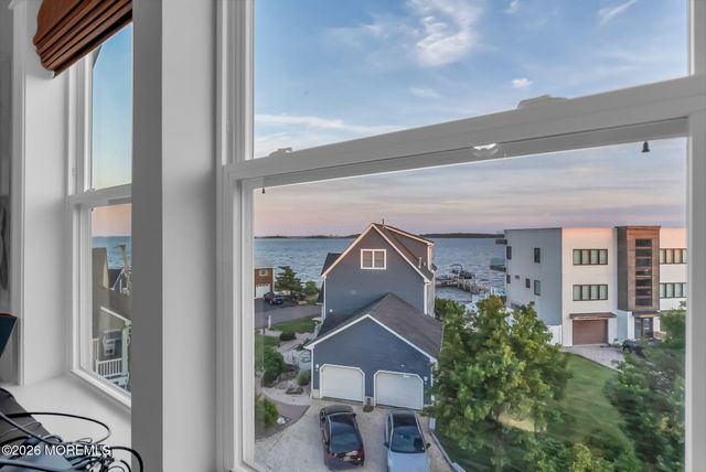 13 Lagoon Drive E, Toms River, NJ 08753