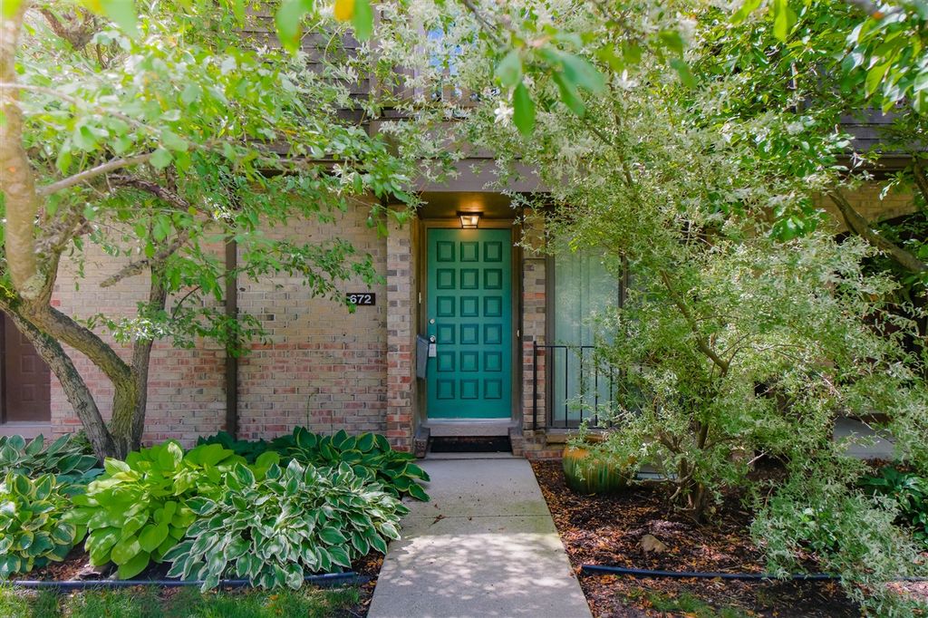 672 Greenhills Drive, Ann Arbor, MI 48105
