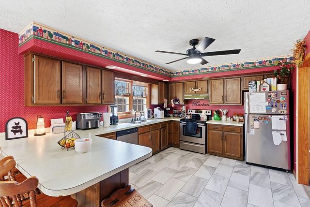 188 Geneva Avenue, Irvine, KY 40336