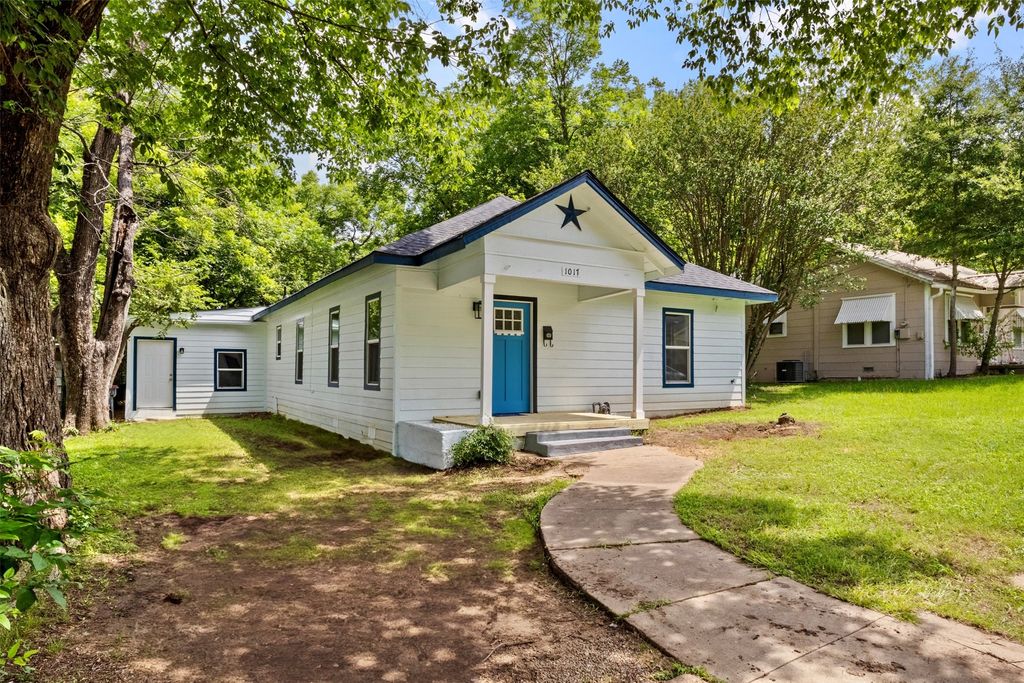 1017 E Washington Street, Paris, TX 75460