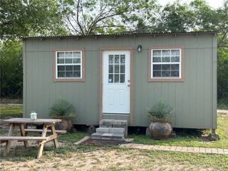 1616 Middle Cr, George West, TX 78022