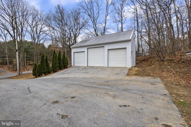 7802 BLUE HILL RD, Glenville, PA 17329