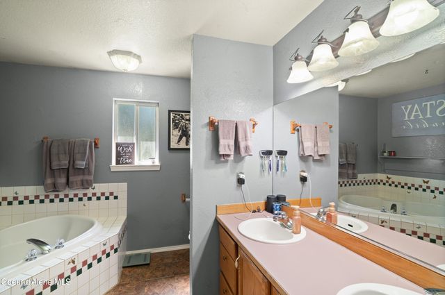 418 Eagle Dr, Spirit Lake, ID 83869