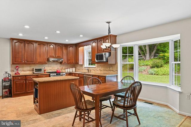 3013 DOWER HOUSE DR, Herndon, VA 20171