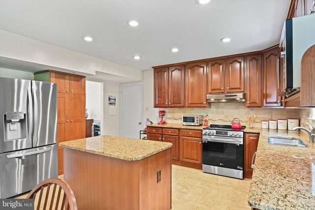 3013 DOWER HOUSE DR, Herndon, VA 20171