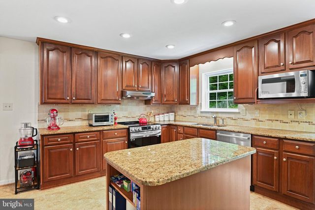 3013 DOWER HOUSE DR, Herndon, VA 20171