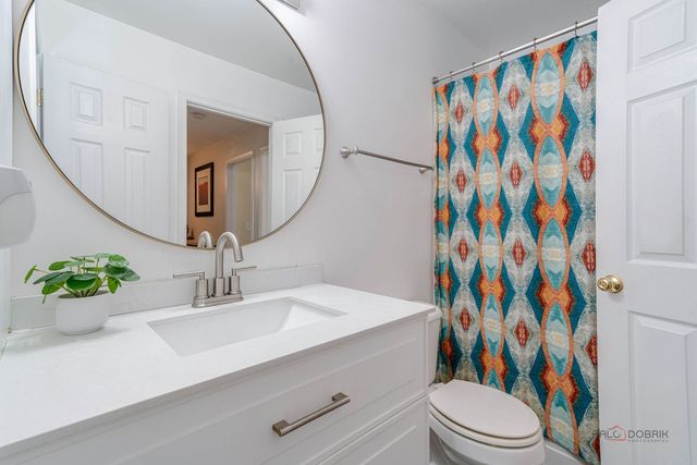 287 W Whispering Oaks Lane, Round Lake, IL 60073