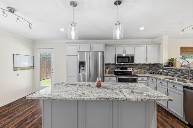 800 Poncho Lane, Fort Worth, TX 76052