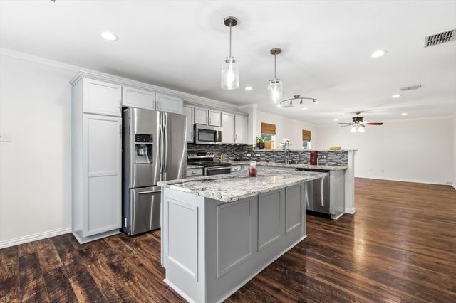 800 Poncho Lane, Fort Worth, TX 76052