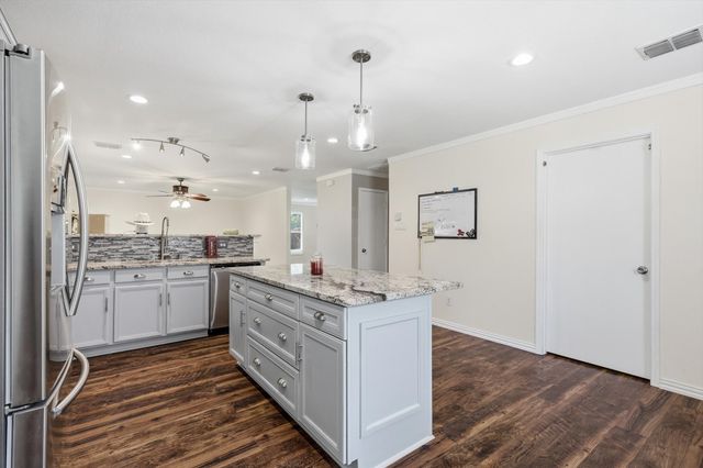 800 Poncho Lane, Fort Worth, TX 76052