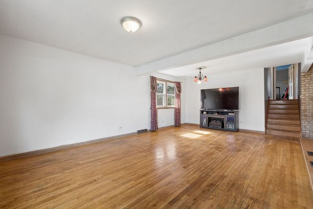 9019 W 92nd Place, Hickory Hills, IL 60457