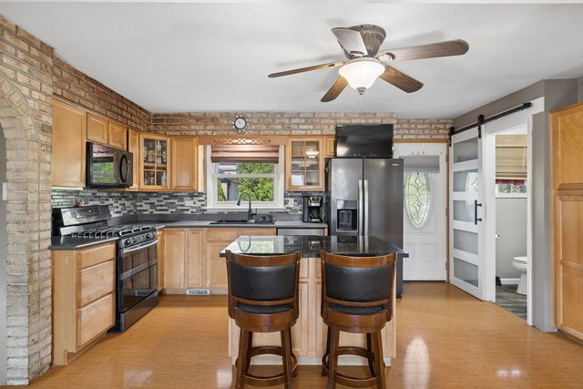9019 W 92nd Place, Hickory Hills, IL 60457