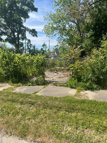 1006 W 8th Avenue, Flint, MI 48504