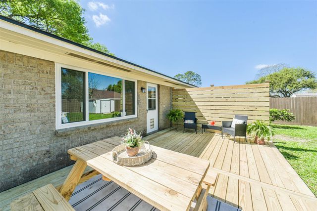 323 Coventry Lane, Alvin, TX 77511