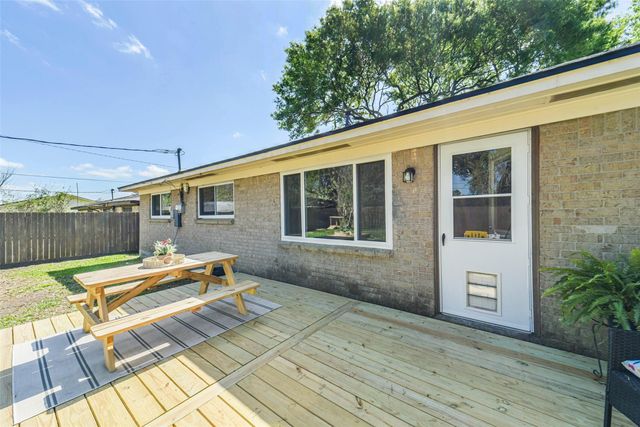 323 Coventry Lane, Alvin, TX 77511