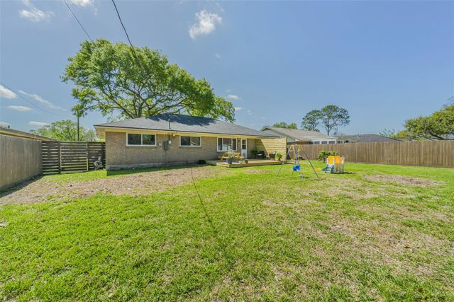 323 Coventry Lane, Alvin, TX 77511