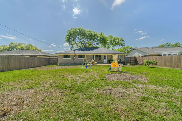 323 Coventry Lane, Alvin, TX 77511