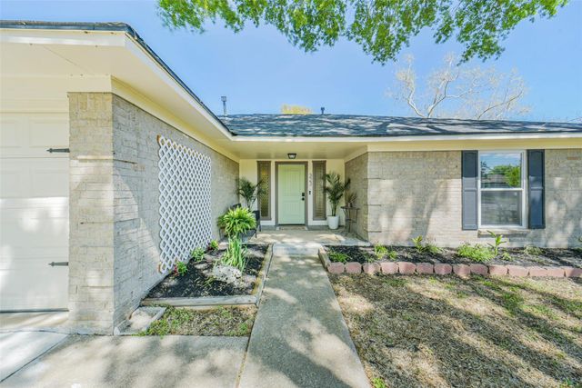 323 Coventry Lane, Alvin, TX 77511