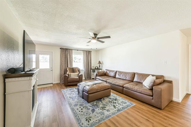 323 Coventry Lane, Alvin, TX 77511