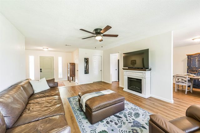 323 Coventry Lane, Alvin, TX 77511