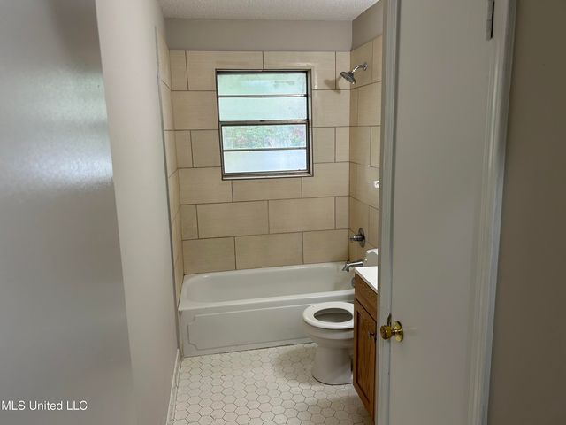 8105 Elmbrook Drive, Southaven, MS 38671