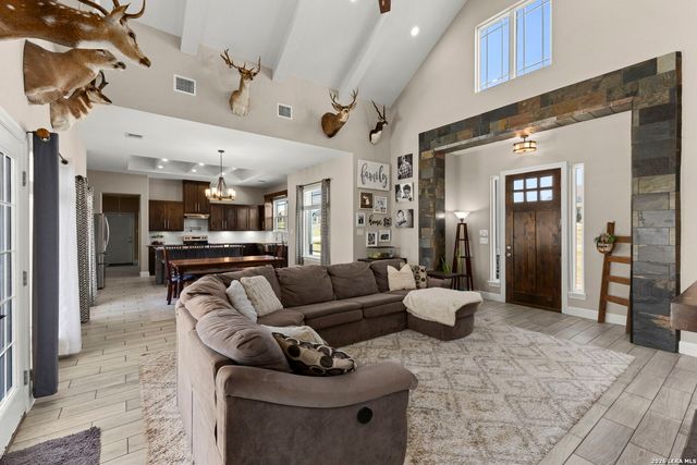 112 SUMMER MEADOW DR, La Vernia, TX 78121