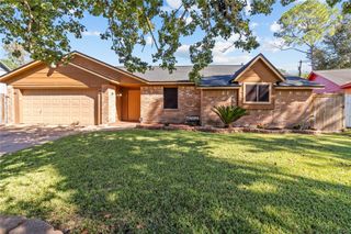 2202 Colonial Court N, League City, TX 77573