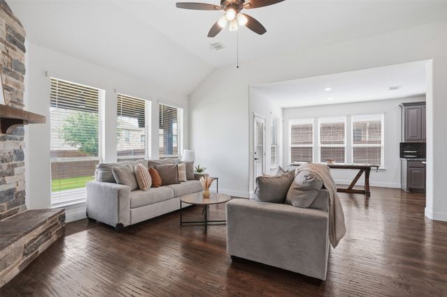 1122 Alderwood Drive, Justin, TX 76247