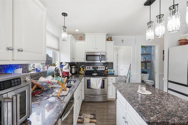 31197 Jaguar Drive, New Baltimore, MI 48047