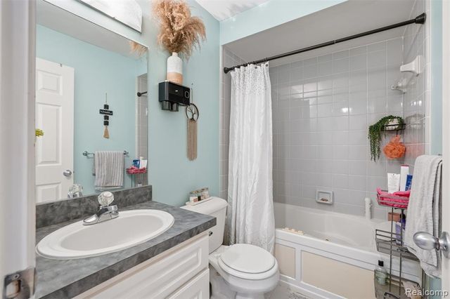 31197 Jaguar Drive, New Baltimore, MI 48047