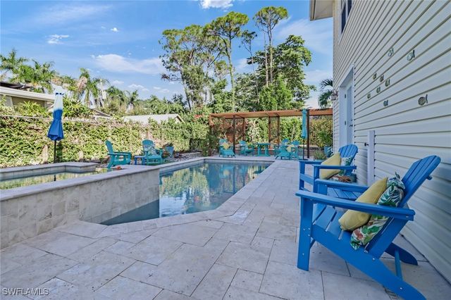 1081 Hollygate LN, Naples, FL 34103