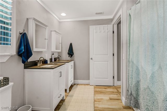 1081 Hollygate LN, Naples, FL 34103