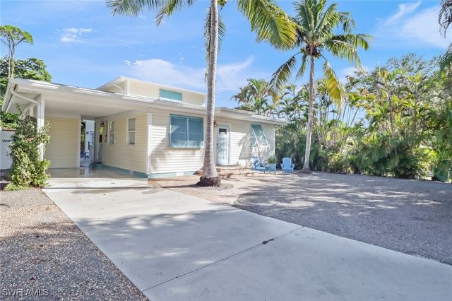 1081 Hollygate LN, Naples, FL 34103