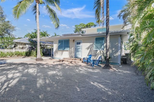 1081 Hollygate LN, Naples, FL 34103