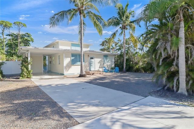 1081 Hollygate LN, Naples, FL 34103