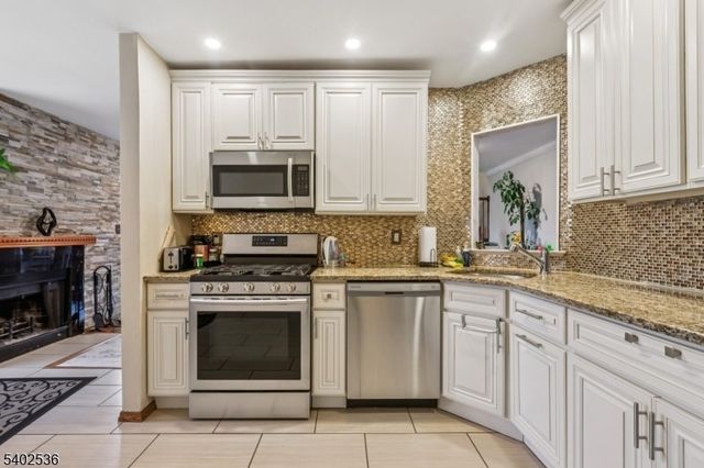 36 Farnham Sq, Sayreville Boro, NJ 08859