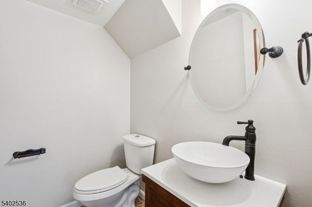 36 Farnham Sq, Sayreville Boro, NJ 08859