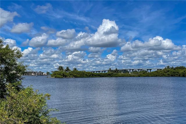 1100 Ponce De Leon Circle E201, Vero Beach, FL 32960