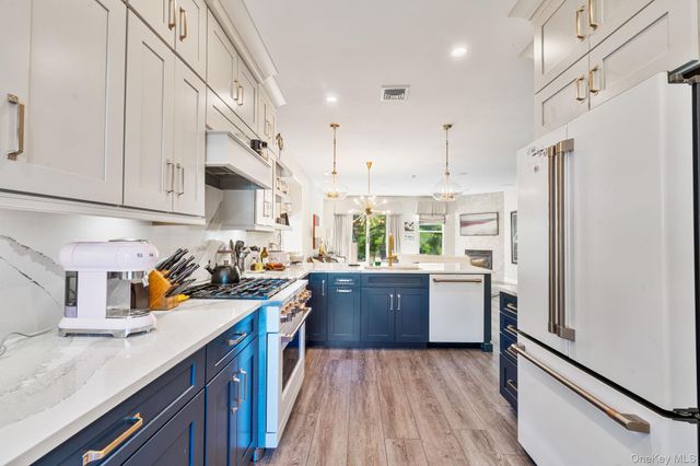 213 Windward Court N, Port Jefferson, NY 11777