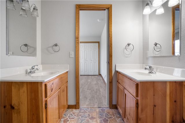 19206 E Black Oak Road, Fayetteville, AR 72701