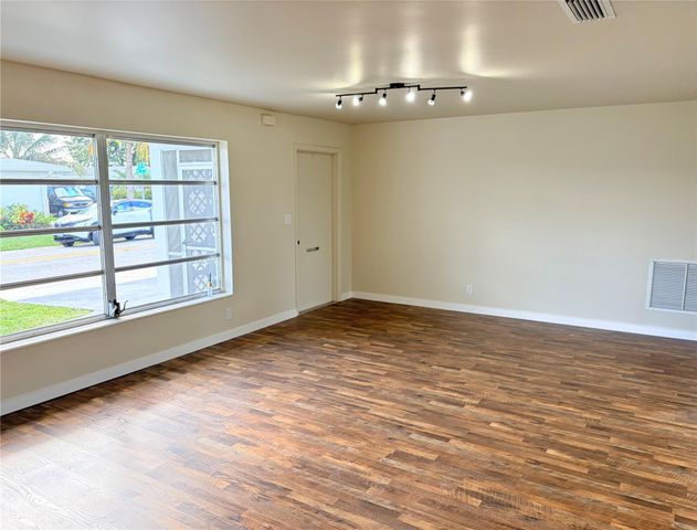 6875 NW 15th St, Margate, FL 33063