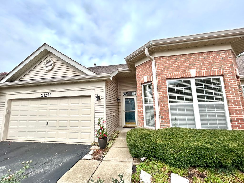 21253 Legion Lake Court, Crest Hill, IL 60403