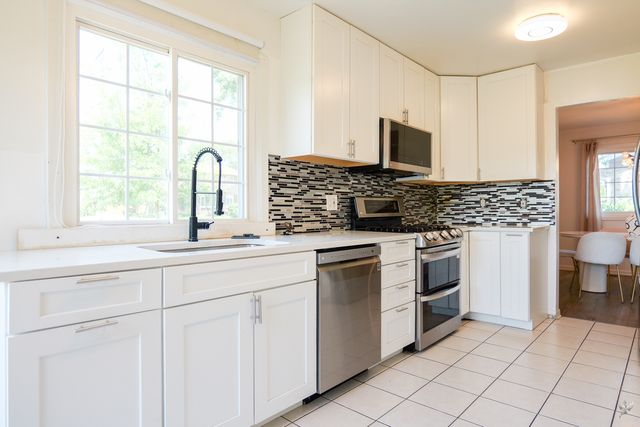 1105 Rhodes Court, Wheaton, IL 60189
