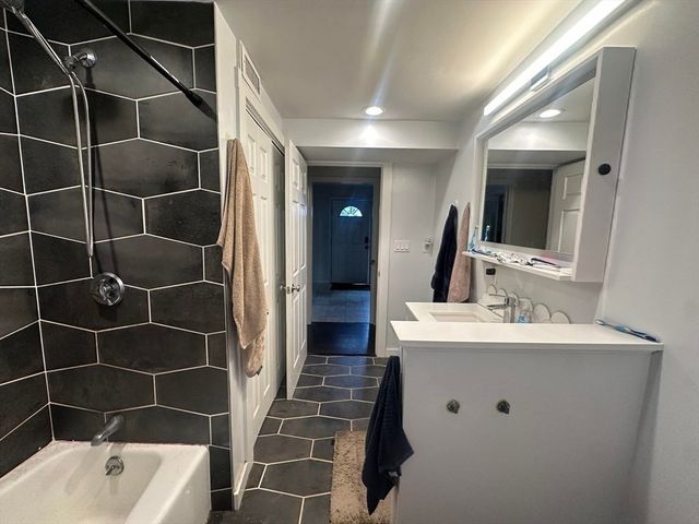 21 Swan Ave 21, Boston, MA 02128