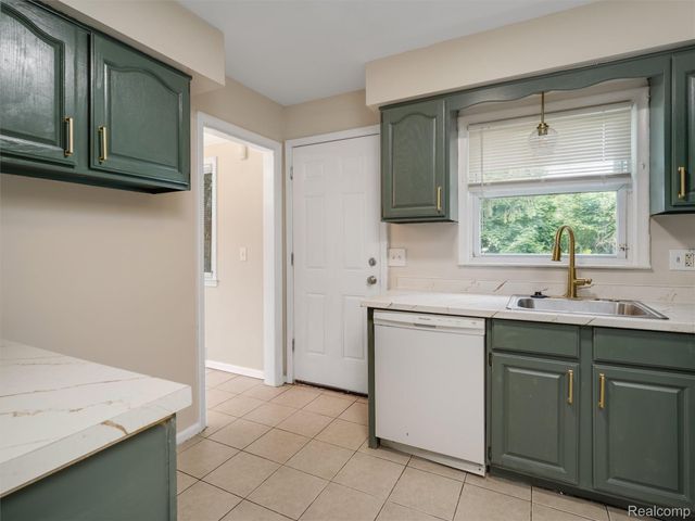 96 Oneida Street, Pontiac, MI 48341